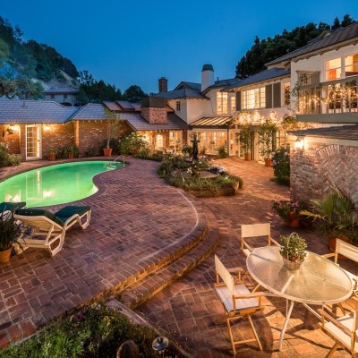 <a class=icon-e-link target=new href=http://lalivingimage.com/1326benedict>1326 Benedict Canyon</a>